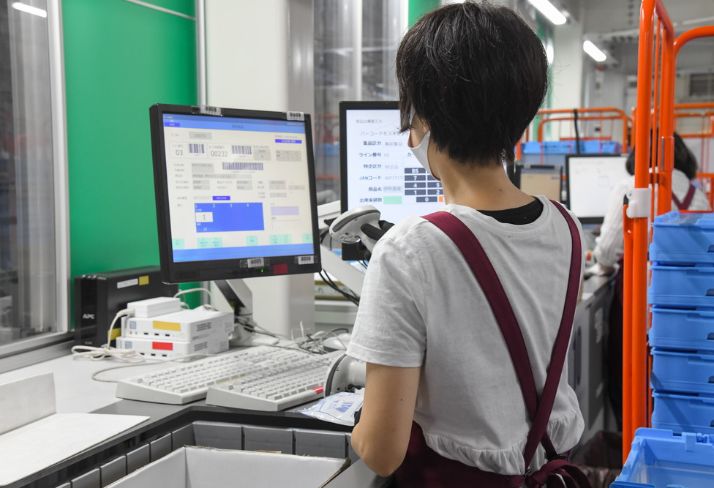 オートストアへの入庫・出庫作業