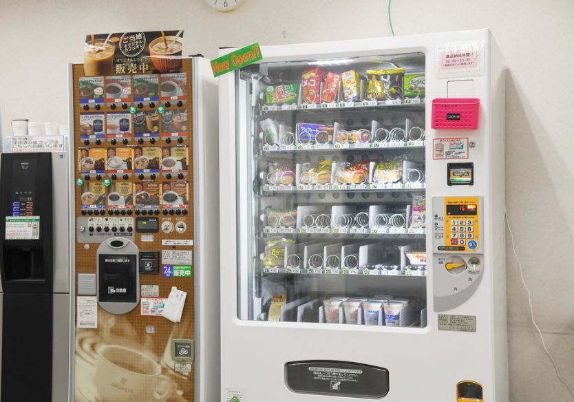 福利厚生-パン、おにぎり、おかしを取り扱うコンビニ自販機があります。