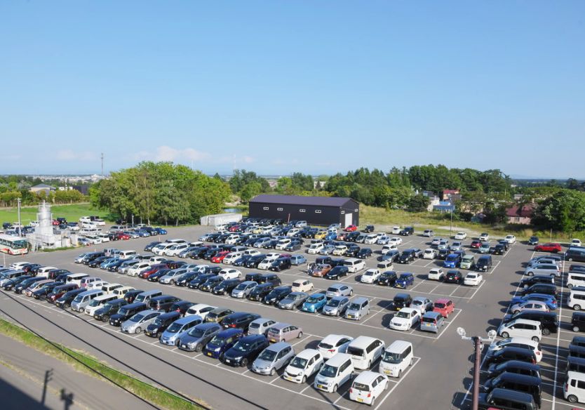 福利厚生-広大な駐車場完備。
